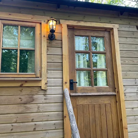 Cosy Wooden Shepherds Hut * East Heslerton