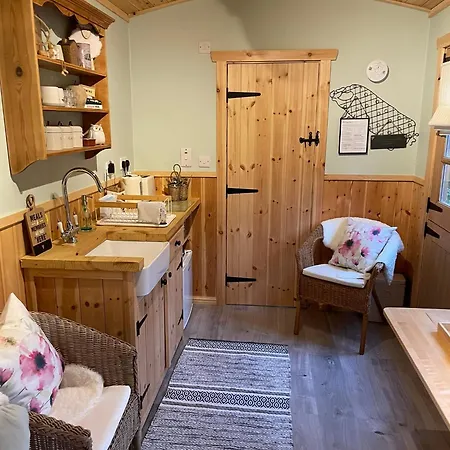Cosy Wooden Shepherds Hut * East Heslerton