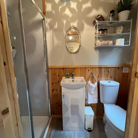 Camping Cosy Wooden Shepherds Hut East Heslerton