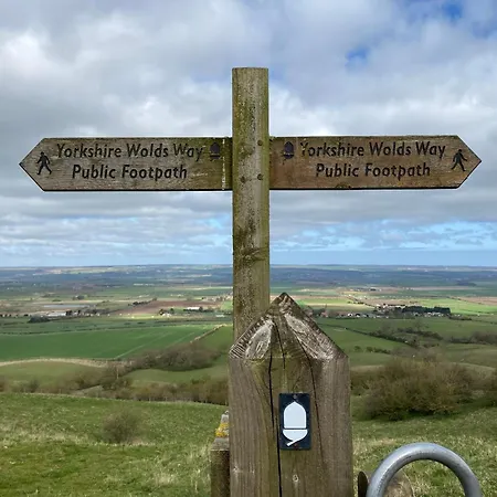 Cosy Wooden Shepherds Hut Camping *